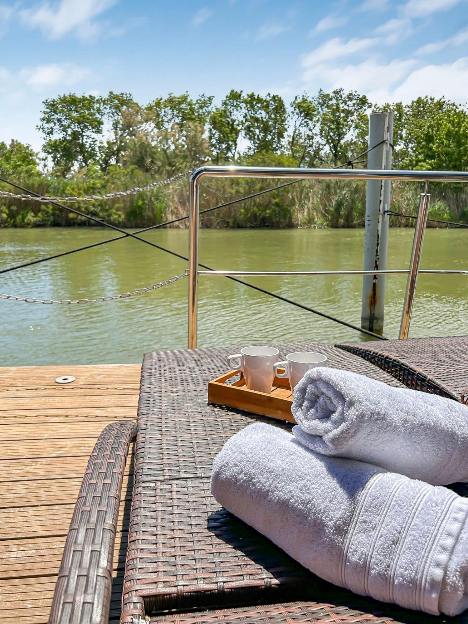 Bord Du Canal Du Rhone A Sete Sur "Cesar" Вовер Экстерьер фото