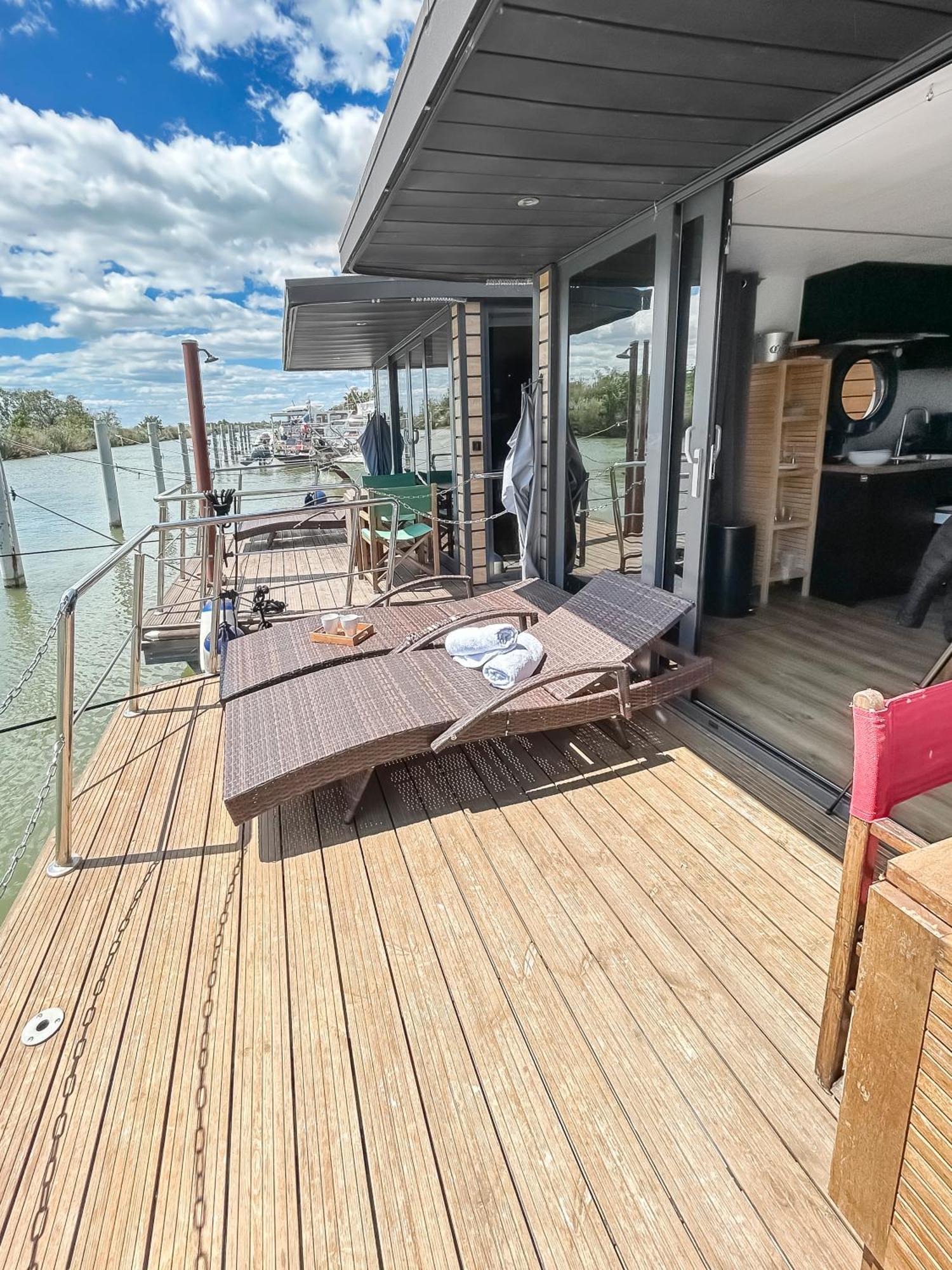 Bord Du Canal Du Rhone A Sete Sur "Cesar" Вовер Экстерьер фото